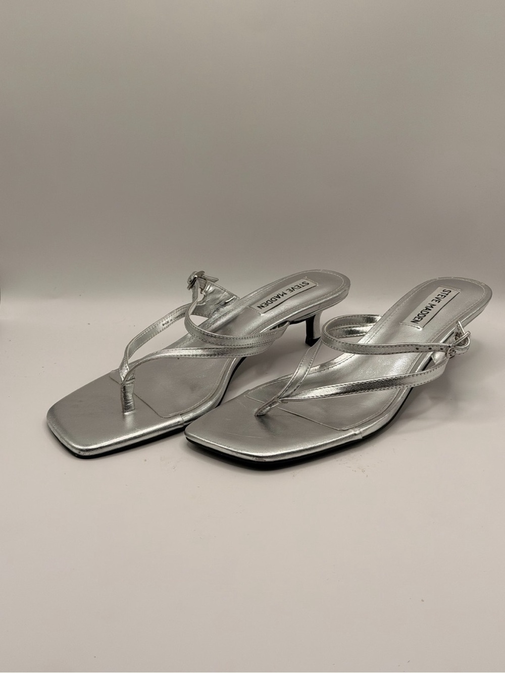 Steve Madden Womens Jessa Silver Leather Thing Kitten Heel Sandal